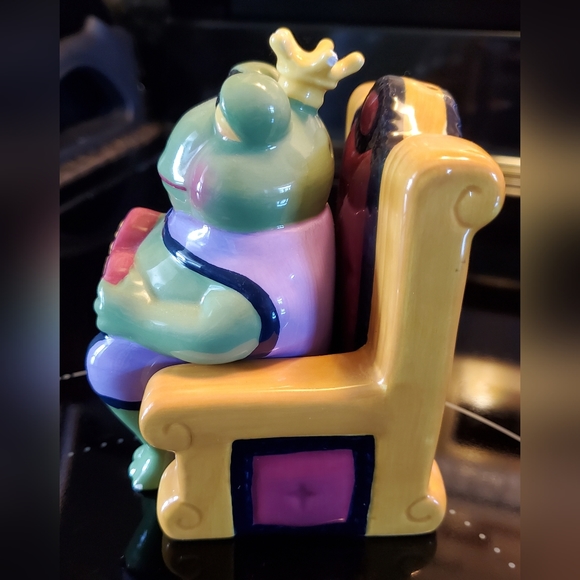 Frog Prince on Throne Nesting / Stacking Salt and Pepper Set - Picture 2 of 9